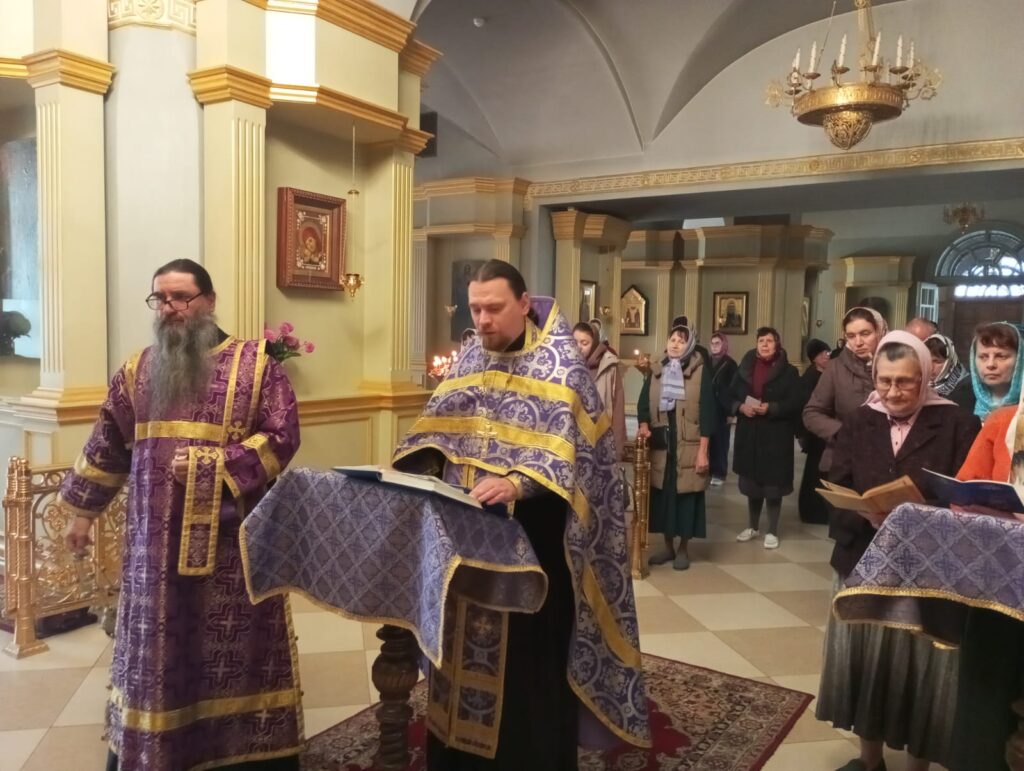 В день Воздвижения Креста Господня приход Покровского собора совершил молебен у Толгских святынь
