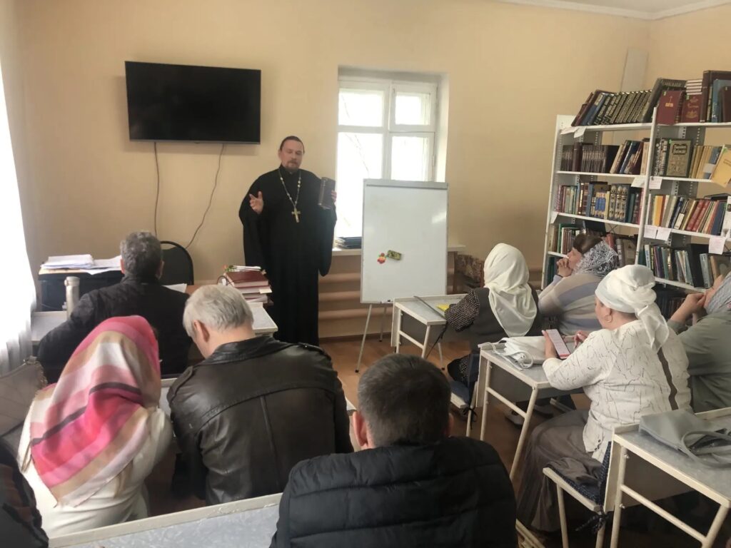 Занятие в воскресной школе для взрослых