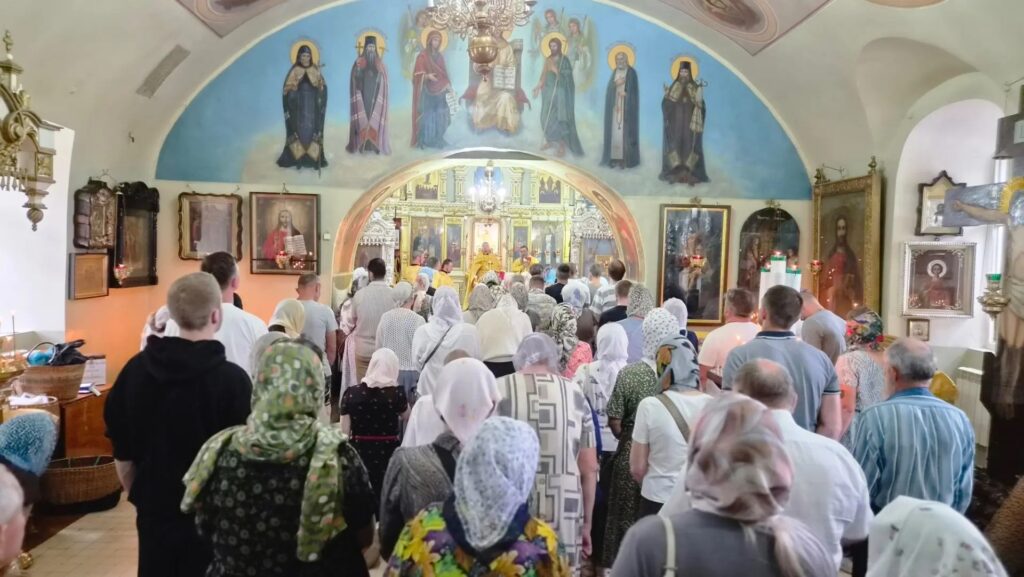 Воскресное богослужение в Покровском храме